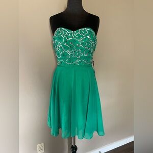 Elegant Strapless Dress in Emerald Green